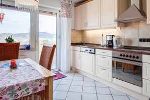 Fridge, microwave, oven, stovetop - Holiday apartment with a balcony, a lawn and a view of the Rhine (Bacharach)
