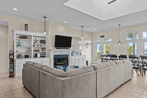 スマートテレビ、テーブルサッカー台、書庫