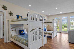 6 bedrooms, desk, iron/ironing board, travel crib