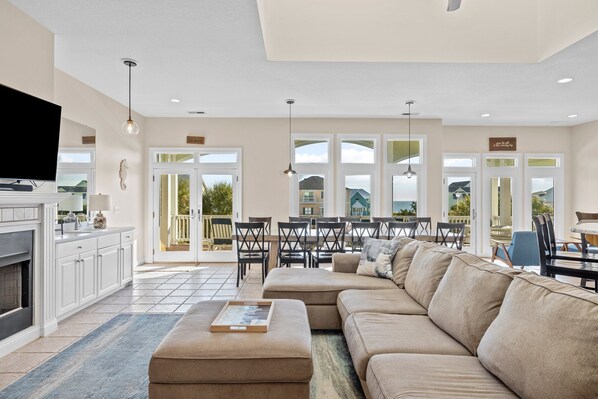 スマートテレビ、テーブルサッカー台、書庫