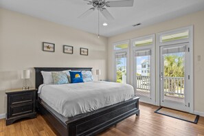 6 室のベッドルーム、デスク、アイロン / アイロン台、旅行用ベビーベッド