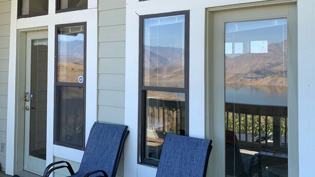 A porch with two chairs and a door with a view of a mountainous landscape. - Lake View and close to Beach (LAKE ISABELLA)