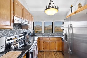 Fridge, microwave, oven, stovetop - Lake View and close to Beach (LAKE ISABELLA)