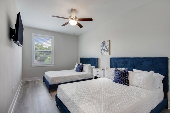 5 habitaciones, escritorio y tabla de planchar con plancha 