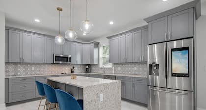 *Your Large 2nd Home in Tampa Bay* **Thoroughly Sanitized**