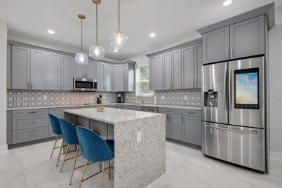 *Your Large 2nd Home in Tampa Bay* **Thoroughly Sanitized**