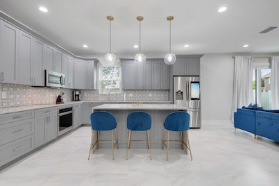 *Your Large 2nd Home in Tampa Bay* **Thoroughly Sanitized**