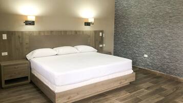 Habitación superior | Escritorio, tabla de planchar con plancha, wifi gratis y ropa de cama
