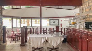 Full breakfast on weekdays (MXN 100 per person)