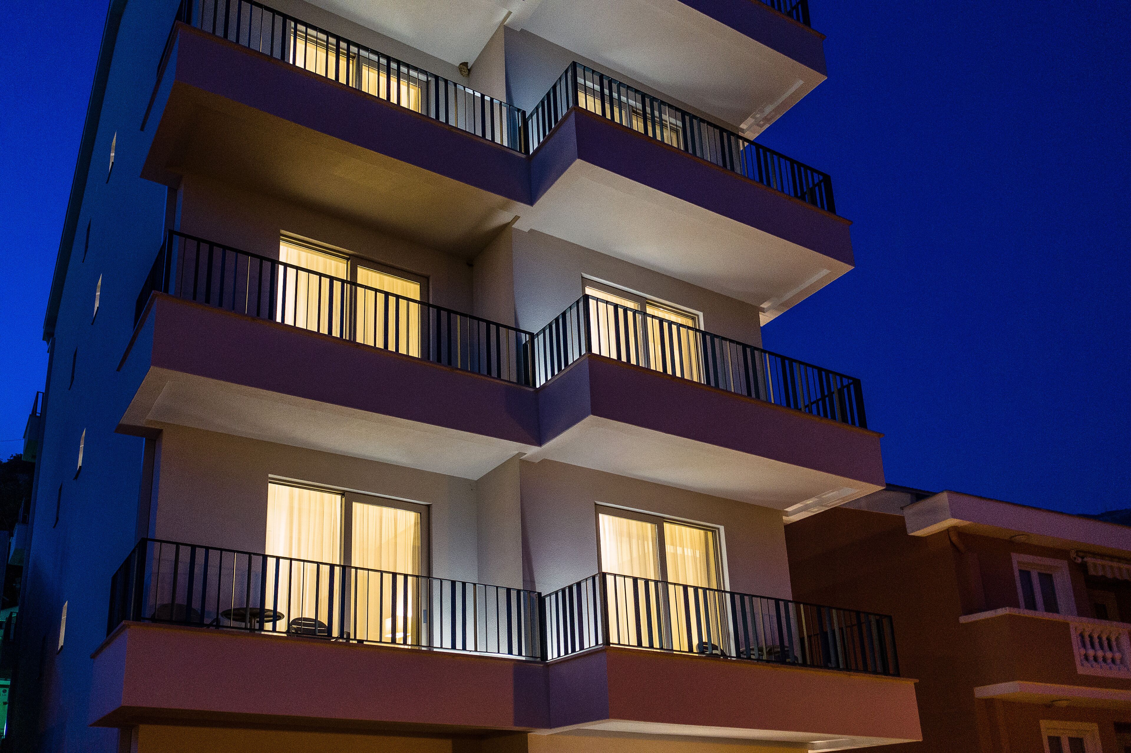 住宿正面 (夜晚)