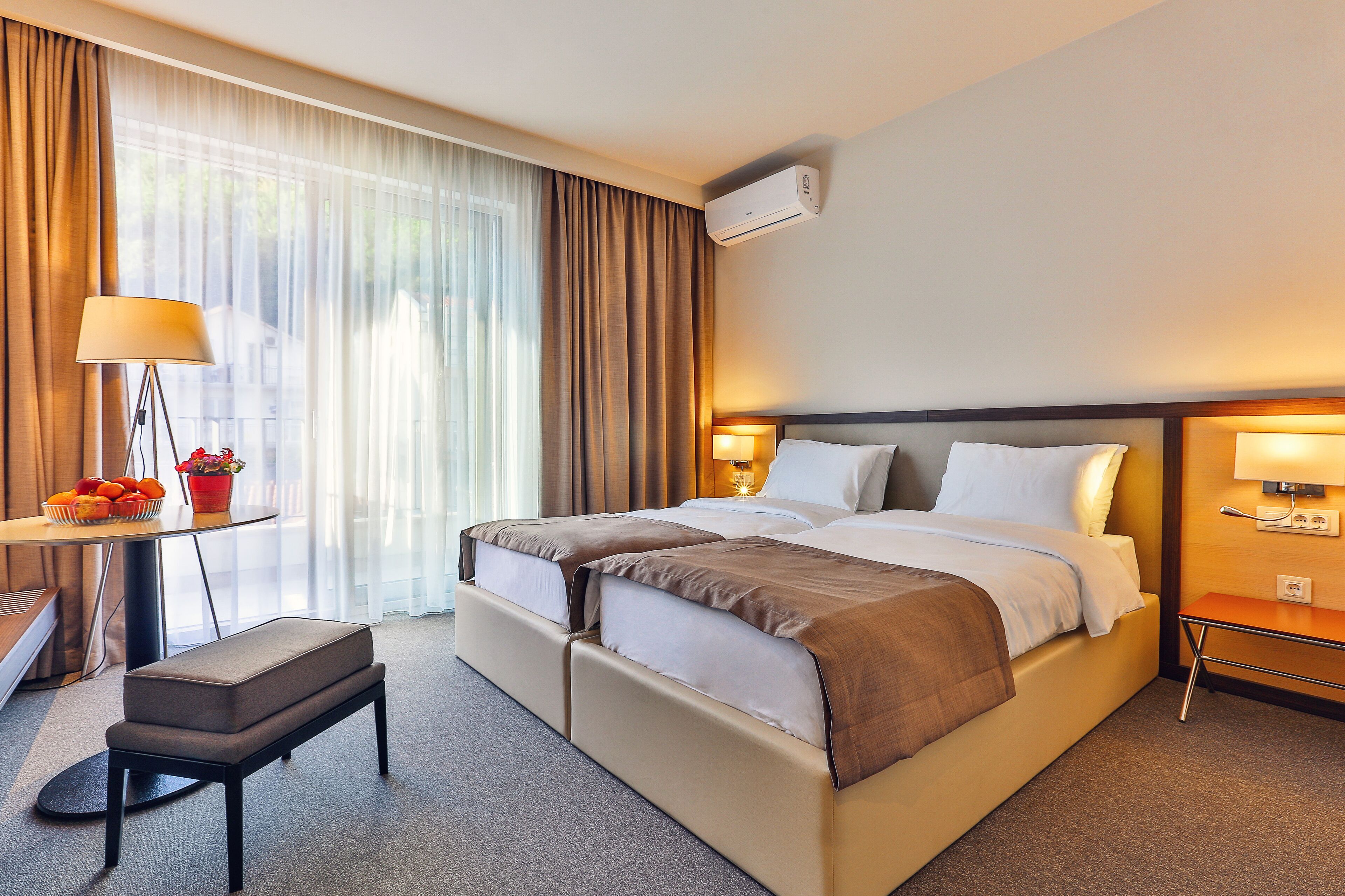 Minibar, skrivebord, wi-fi (inkludert) og sengetøy