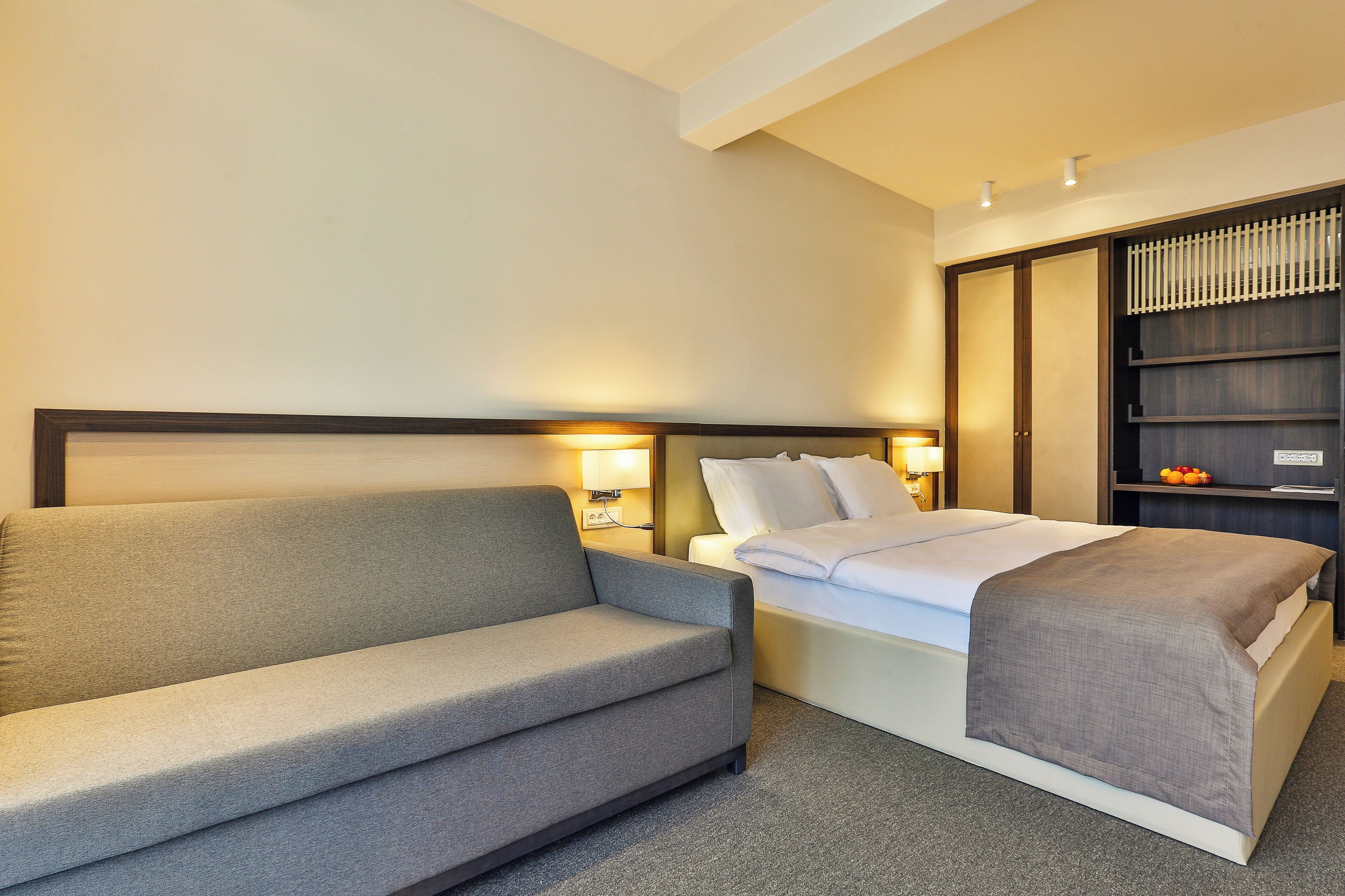 Minibar, escriptori, wifi gratuïta i roba de llit 