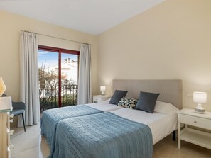 2 slaapkamers, een strijkplank/strijkijzer, internet, beddengoed