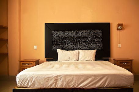 Tabla de planchar con plancha, wifi gratis y ropa de cama
