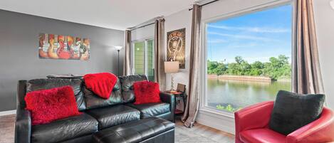 Smart TV, fireplace, stereo