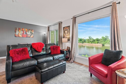 ♥️of DWTN Nashville/On the RIVER/King BDS/2 BA/ Walk 2 BROADWAY/Ryman/Arena/POOL