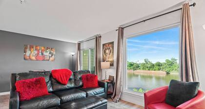 ♥️of DWTN Nashville/On the RIVER/King BDS/2 BA/ Walk 2 BROADWAY/Ryman/Arena/POOL