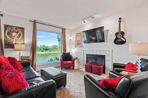 Smart TV, fireplace, stereo