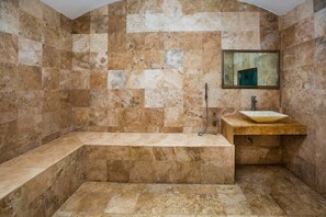 Habitación estándar | Baño | Ducha, artículos de higiene personal gratuitos, toallas y champú