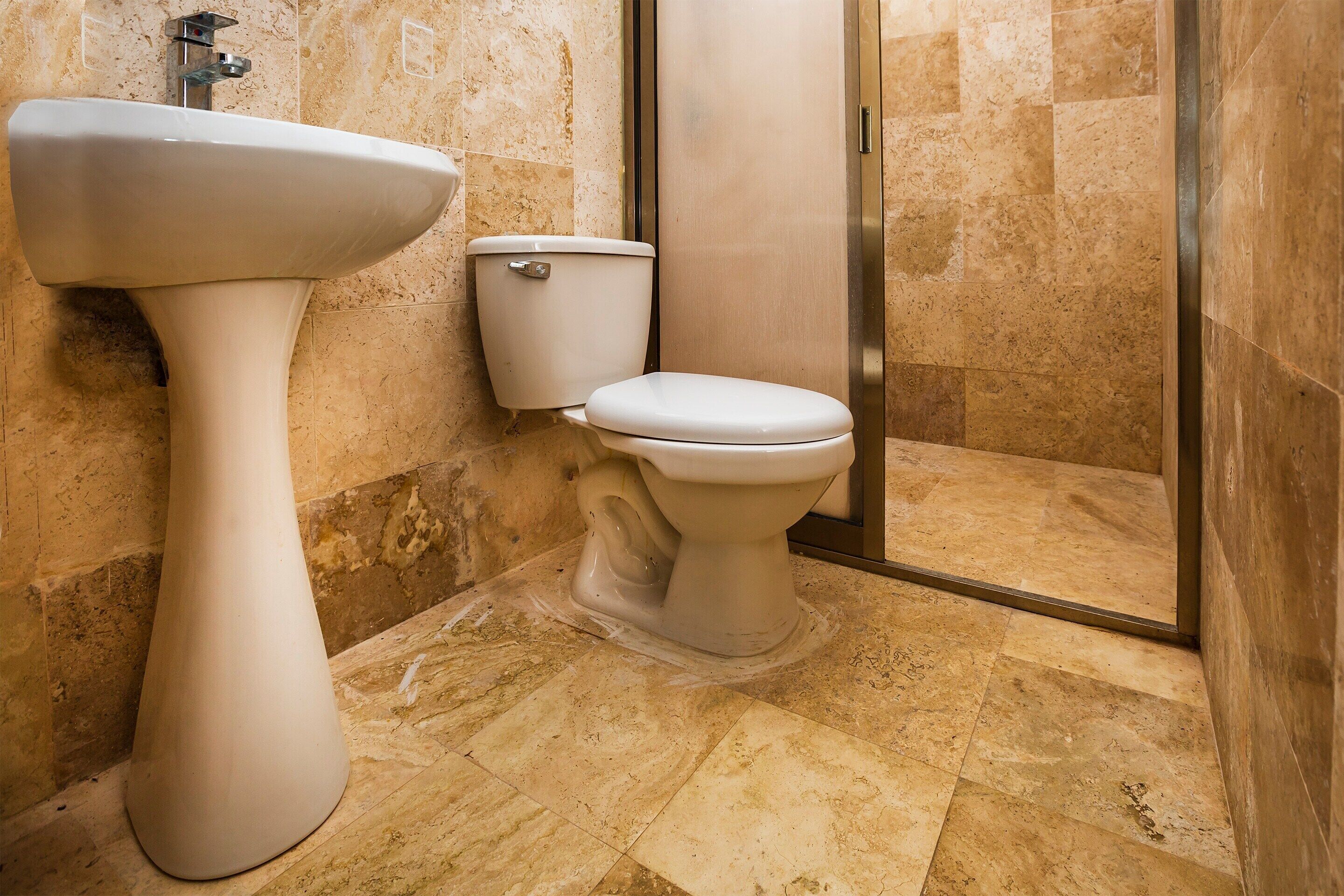 standard room | bathroom | shower, free toiletries, towels, shampoo