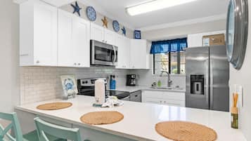 Condo, 2 Bedrooms (K2) | Private kitchen | Full-size fridge, microwave, oven, stovetop