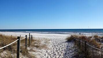 Una playa cerca, arena blanca