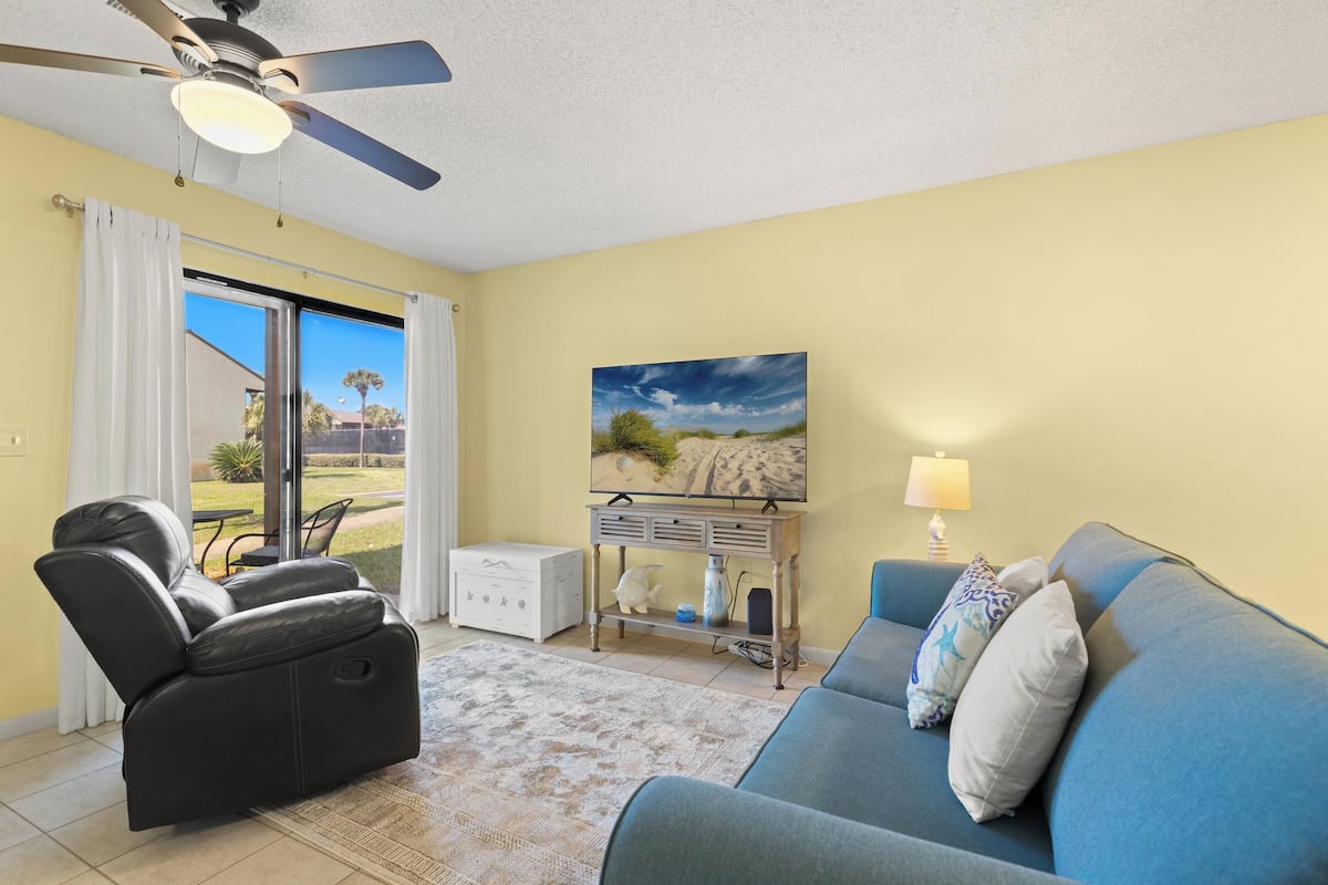 Condo | Área de sala de estar | Televisión LCD de 40 pulgadas con canales digitales y televisión