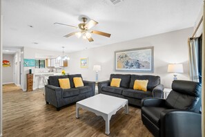 Condo, 2 habitaciones (Z2) | Área de sala de estar | Televisión LCD de 40 pulgadas con canales digitales y televisión 