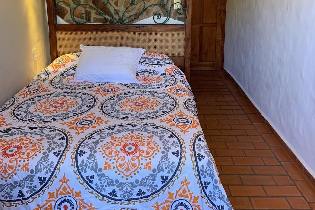 Habitación individual básica, 1 cama individual grande | 1 dormitorio, wifi gratis, ropa de cama