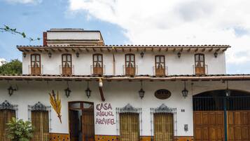 Vista frontal de la propiedad