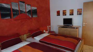 2 Schlafzimmer, Schreibtisch, Bügeleisen/Bügelbrett, WLAN