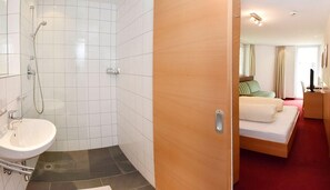 Een douche, handdoeken