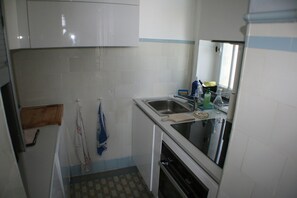 Jääkaappi, mikroaaltouuni, uuni, astianpesukone