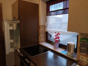 Frigorifero, microonde, piano cottura, macchina per tè/caffè