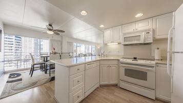Full-size fridge, microwave, oven, stovetop