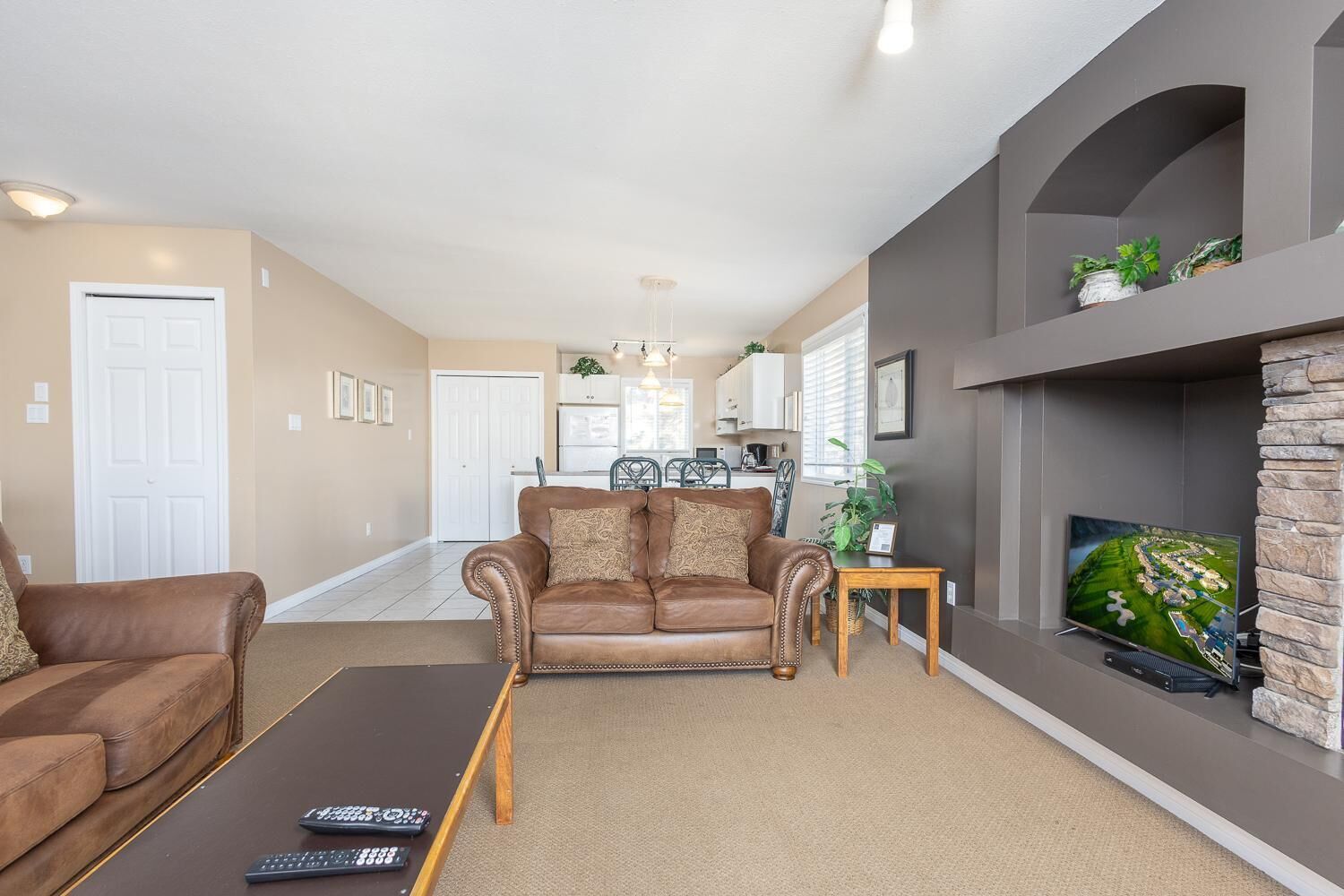 Smart TV, fireplace