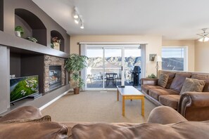 Smart TV, fireplace