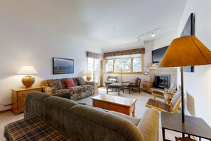 Televisio, takka, DVD-soitin, stereot