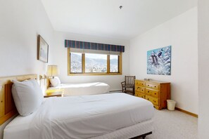 4 bedrooms, iron/ironing board, WiFi, bed sheets