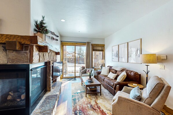 TV, fireplace