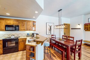 Fridge, microwave, oven, stovetop - Ground-floor, walk-to-lift condo w/ fireplace, W/D & shared pool/hot tubs/gym (Steamboat Springs)