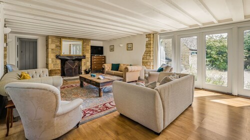 Butts Farm - sleeps 12 guests  in 5 bedrooms