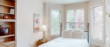 3 bedrooms, iron/ironing board, WiFi, bed sheets