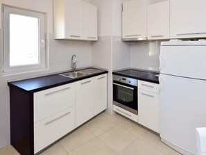 Kühlschrank, Ofen, Kochgeschirr/Geschirr/Besteck