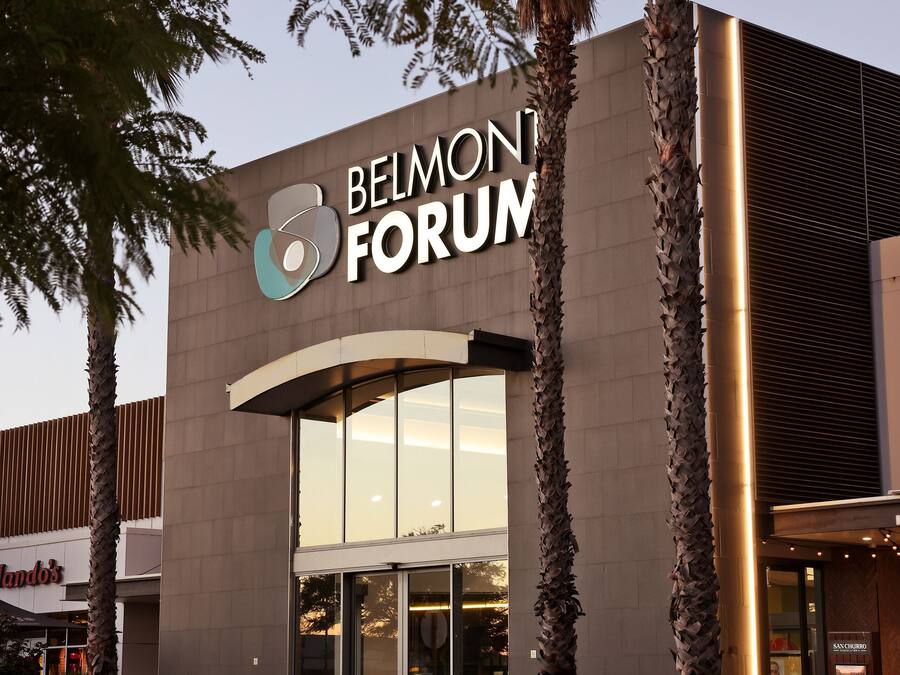 Ein modernes Gebäude mit der Aufschrift "BELMONT FORUM".