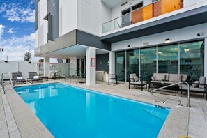 Outdoor pool, pool loungers - Quest Perth Ascot (Ascot)