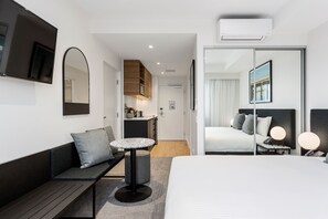 In-room safe, desk, laptop workspace, blackout drapes - Quest Perth Ascot (Ascot)