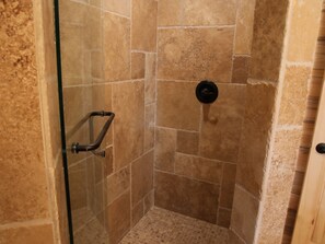 Douche, sèche-cheveux, serviettes fournies