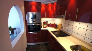 Een koelkast, een magnetron, een oven, een vaatwasser