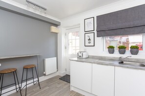 Kylskåp, mikrovågsugn, ugn och diskmaskin